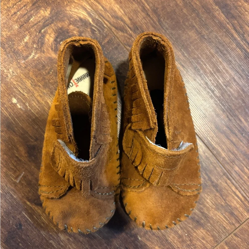 Minnetonka Kids Suede Fringe Moccasins in Chestnut Brown